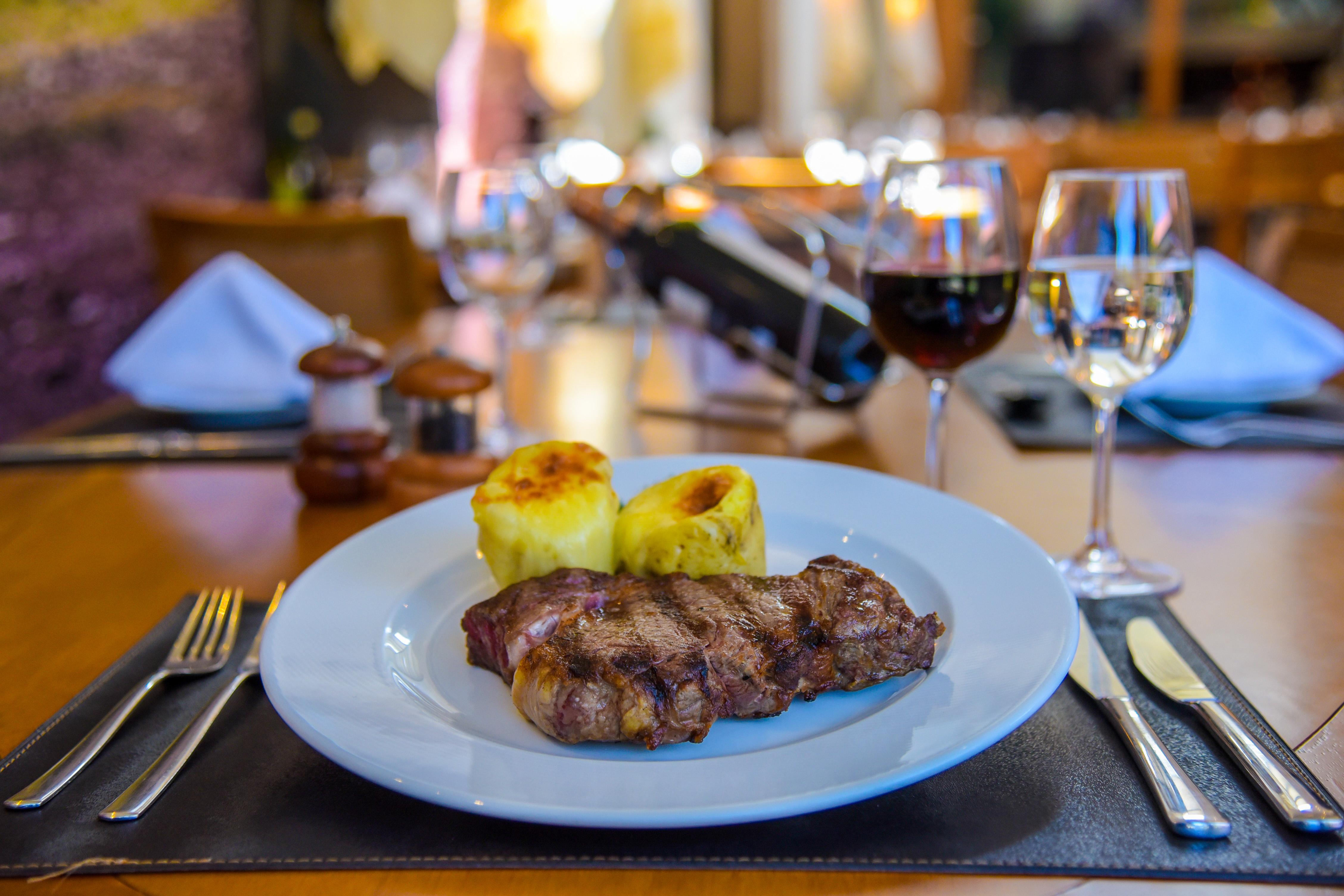 Wish Serrano Resort กรามาโด ภายนอก รูปภาพ A steak with baked apples